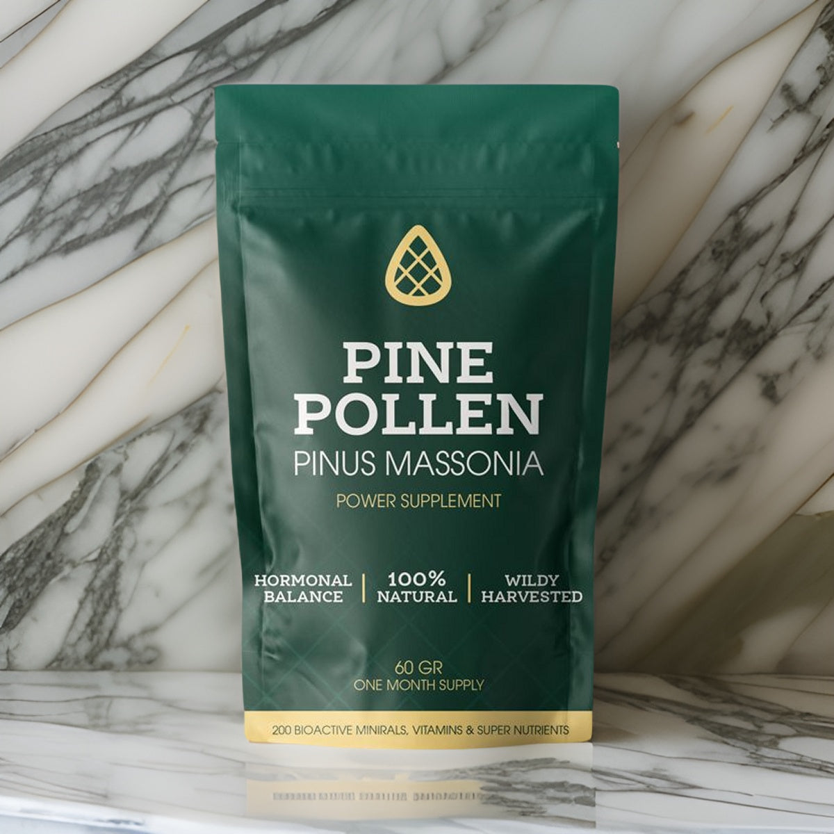 Verpakking van Pine Pollen voedingssupplement in een donkergroene zak met de tekst 'PINUS MASSONIA, hormonale balans, 100% natuurlijk, wild geoogst, 60 gram, een maandvoorraad, 200 bioactieve mineralen, vitamines en super nutriënten' op een marmeren achtergrond.